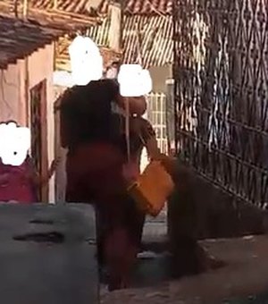 [Vídeo] Mãe é flagrada tratando criança especial de maneira agressiva em escadaria do Benedito Bentes
