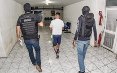 Policiais cumprem mandados de prisão durante operação em Maceió e região Metropolitana