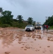 Lama invade rodovia AL 465 e prejudica tráfego em Japaratinga