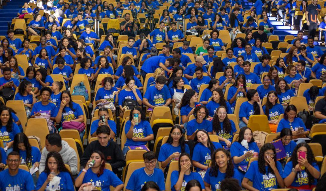 Mais de 1.200 estudantes lotam maior aulão do Brasil, promovido pela Prefeitura de Maceió