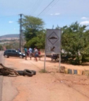 Moradores do Poção fecham rodovia AL-110 em protesto