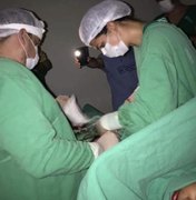Sem eletricidade, médicos usam lanterna de celular para terminar cirurgia