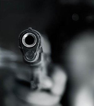 Menino de 9 anos mata irmão de 16 ao entregar arma para vítima 