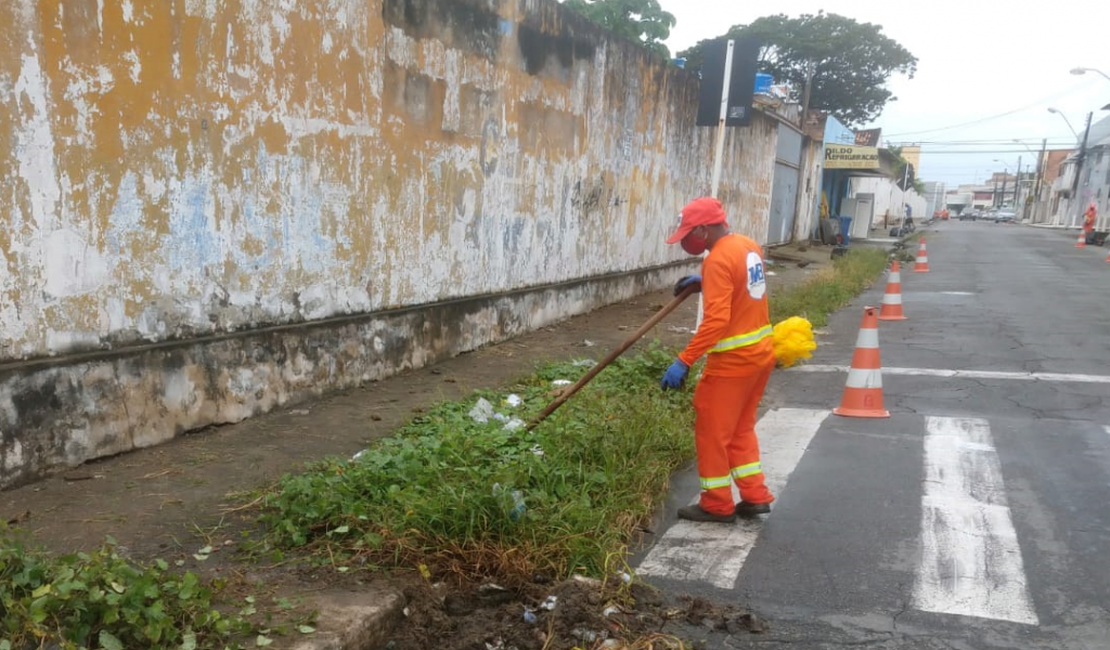 Prefeitura leva mutirão de limpeza a bairros de Maceió