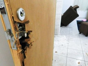 Criminosos arrombam casa em Arapiraca e furtam cofres, dinheiro, celular e notebook