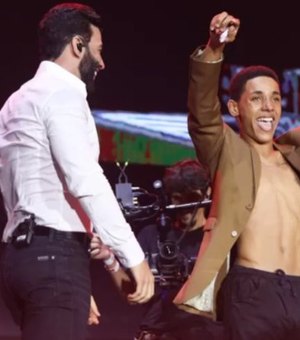 Gusttavo Lima dá blazer de R$ 15 mil para fã durante show