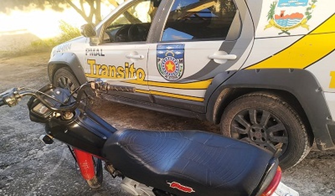 Polícia prende suspeitos de roubo e recupera motocicleta em Penedo