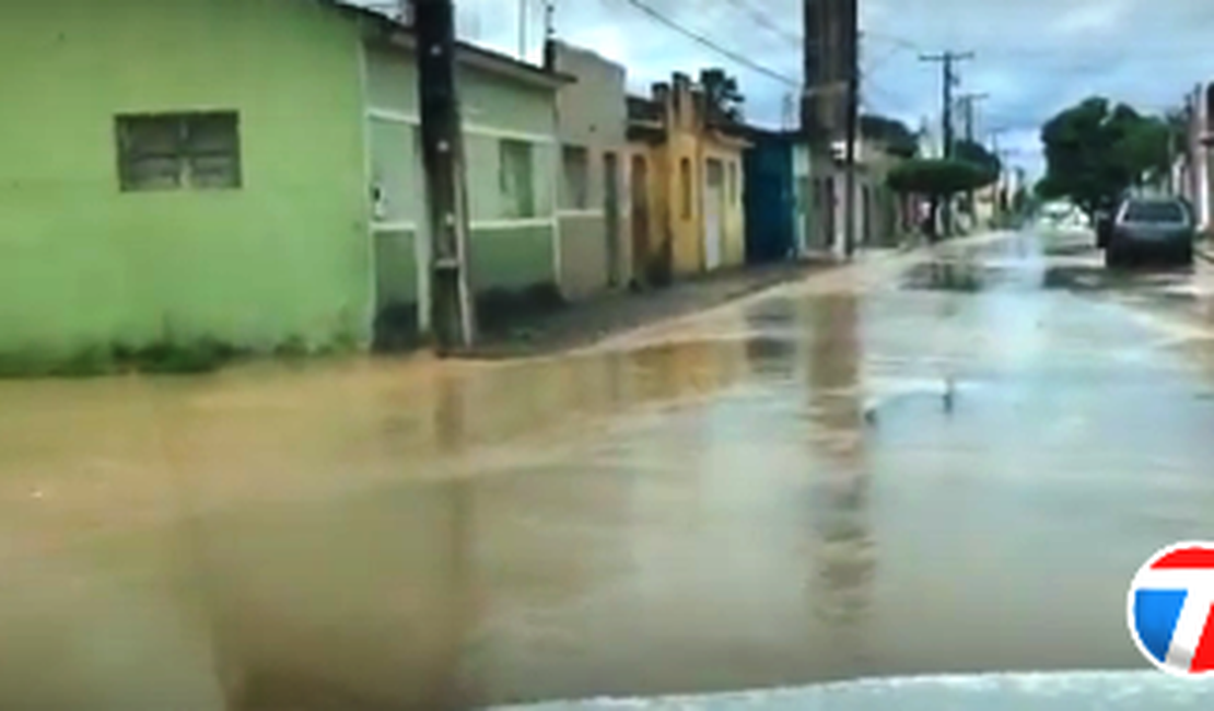 [Vídeo] Pancada de chuva alaga vias públicas de Arapiraca