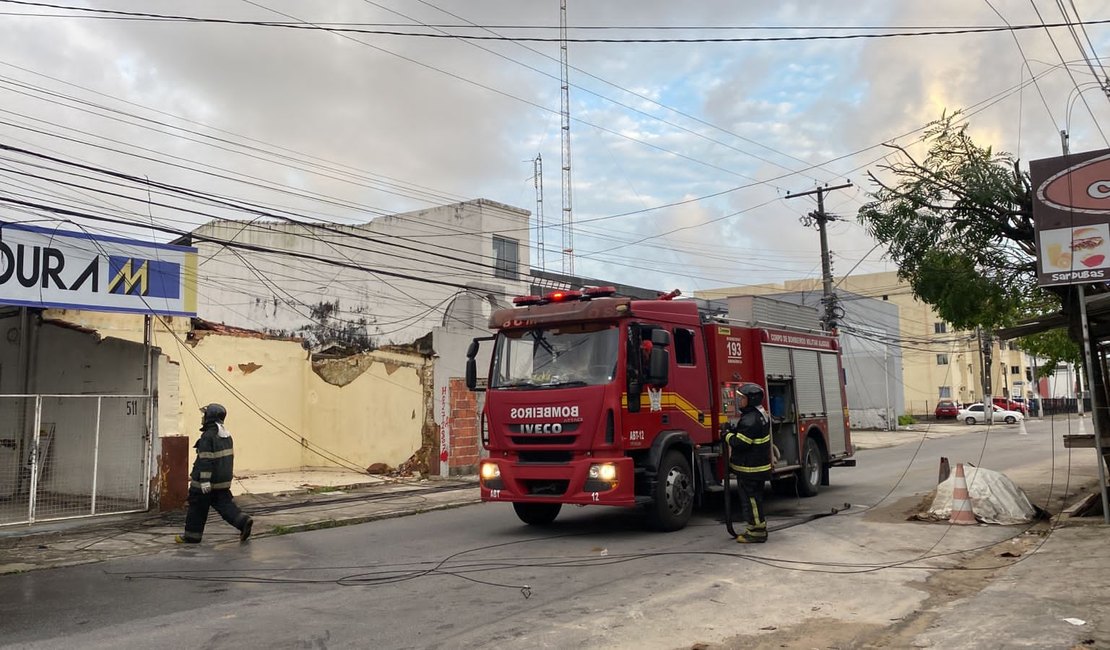 Colisão entre carro e poste deixa moradores sem energia no Pinheiro
