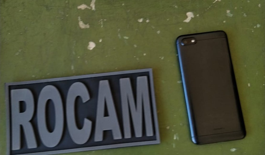 Homem é detido após ser flagrado portando celular supostamente roubado