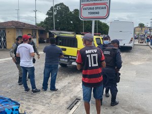 Homem pede para ser preso e ao ser ignorado pela polícia agride mulher no centro de Penedo