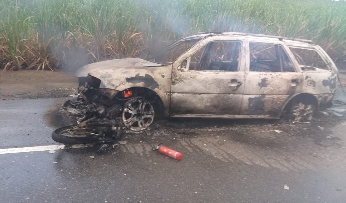 Após colisão, condutores abandonam veículos em chamas na AL-413 
