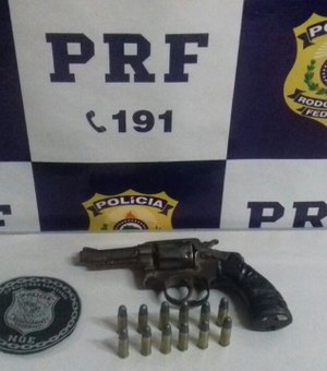 [Vídeo] PRF apreende arma com 12 munições e moto roubada