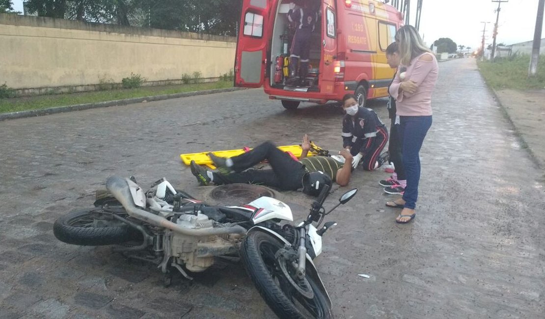 Motociclista cruza canteiro da Avenida Ceci Cunha e é arremessado de veículo