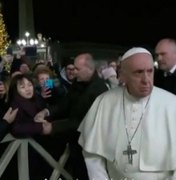 Papa pede desculpas por tapas na mão de mulher: “Mau exemplo”