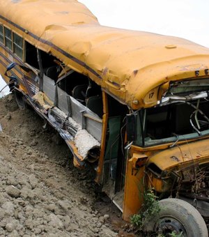 Ônibus cai em abismo e deixa oito mortos no Peru