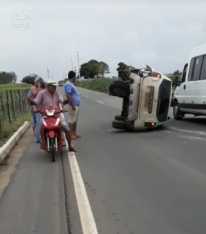 [Vídeo] Carro com empresário de Arapiraca sofre capotamento na AL-115