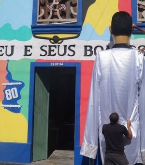 Artesão de Penedo produz maior boneco de carnaval do país