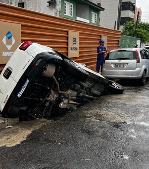 Cratera se abre e engole carro no bairro da Jatiúca