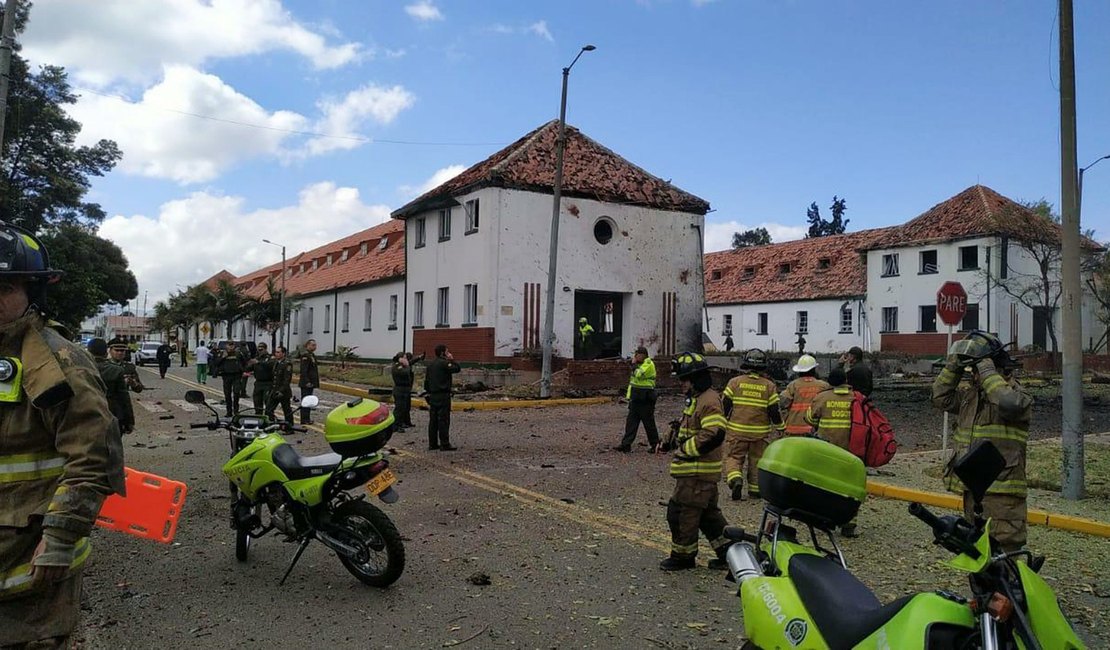 Explosão de carro em escola da polícia deixa mortos na Colômbia