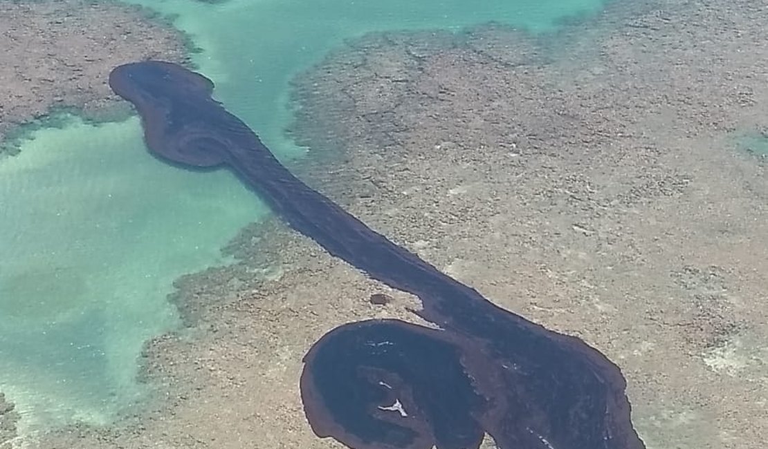 Vídeo mostra imensa mancha de petróleo no mar da Costa dos Corais