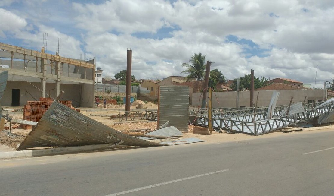 Estrutura metálica de posto de combustível em construção desaba em Arapiraca