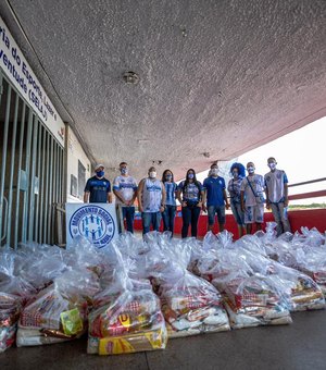 CSA entrega cestas básicas para ambulantes do Rei Pelé