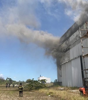 Incêndio em estabelecimento comercial mobiliza sete viaturas dos bombeiros para conter chamas