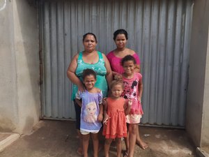 Mãe desempregada que precisa de ajuda para alimentar filhas é retrato da miséria causada pela pandemia
