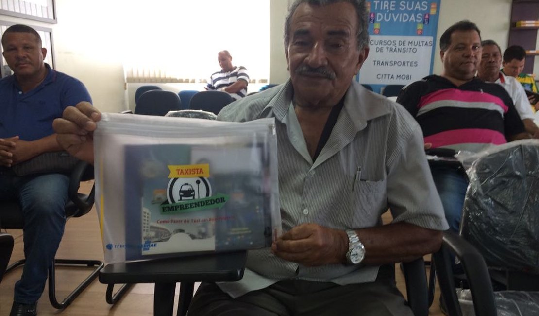 Parceria com o Sebrae oferece cursos para taxistas