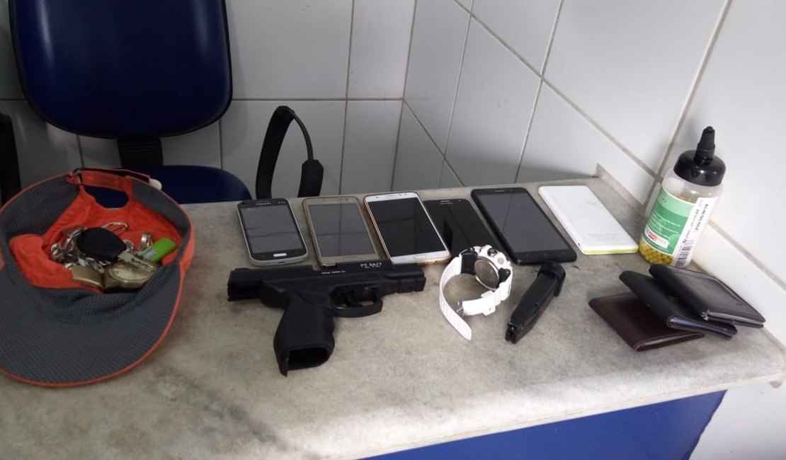 Polícia prende três suspeitos de assalto e apreende simulacro e celulares