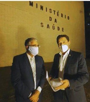 Rodrigo Cunha recebe o compromisso do Governo Federal de enviar 50 respiradores a Alagoas