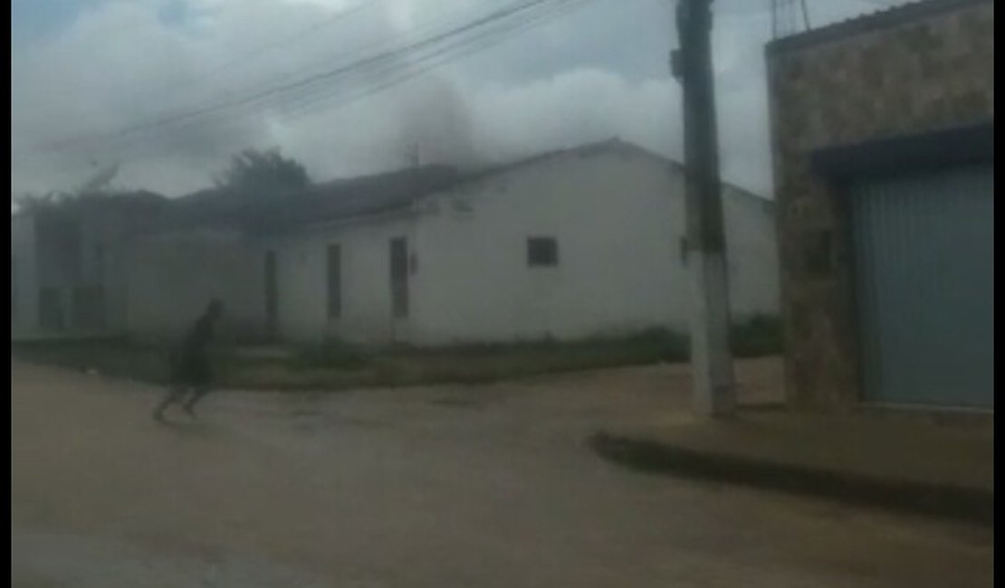 Residência pega fogo no bairro de Primavera, em Arapiraca