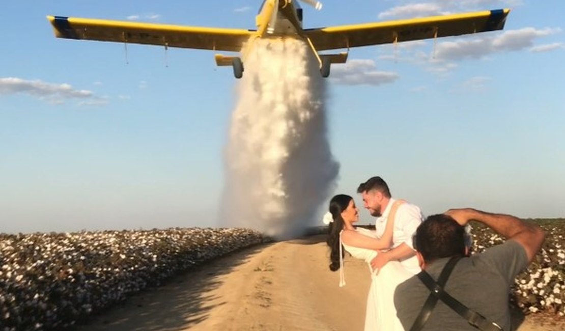 Noivos surpreendem em ensaio com rasante de avião-bombeiro e vídeo viraliza