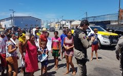 Manifestantes fecham rua próximo ao terminal do mercado, em Maceió