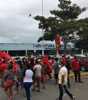 Trabalhadores sem terra realizam protesto em frente ao prédio da Prefeitura de Arapiraca