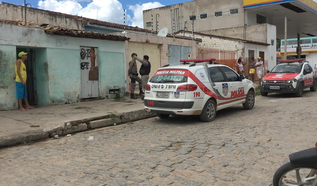 Polícia desarticula boca de fumo em Arapiraca e dois são presos em Caititus