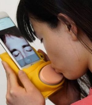 Dispositivo para celular permite beijo na boca à distância