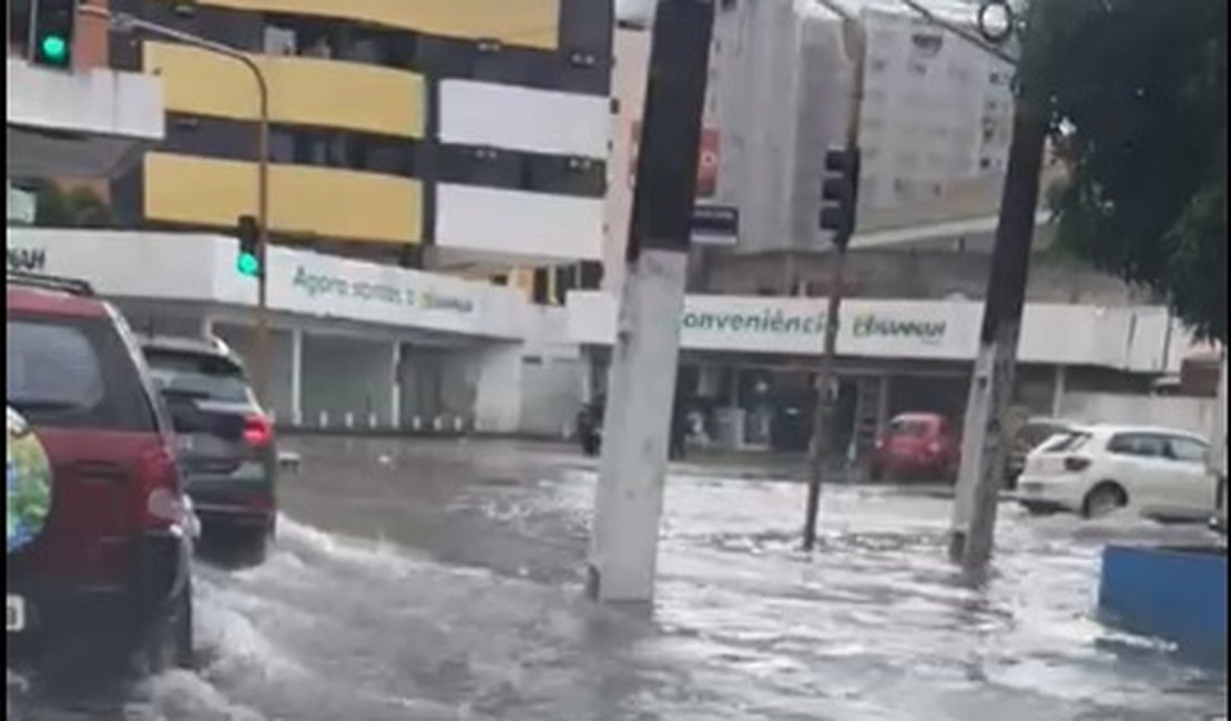 Maceió tem segundo dia de chuva com ruas alagadas e desabamento de casa
