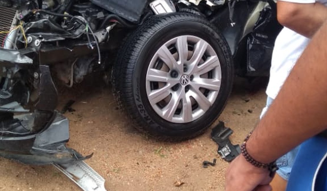 Colisão entre carro e caminhão deixa jovem gravemente ferido na cidade de Junqueiro