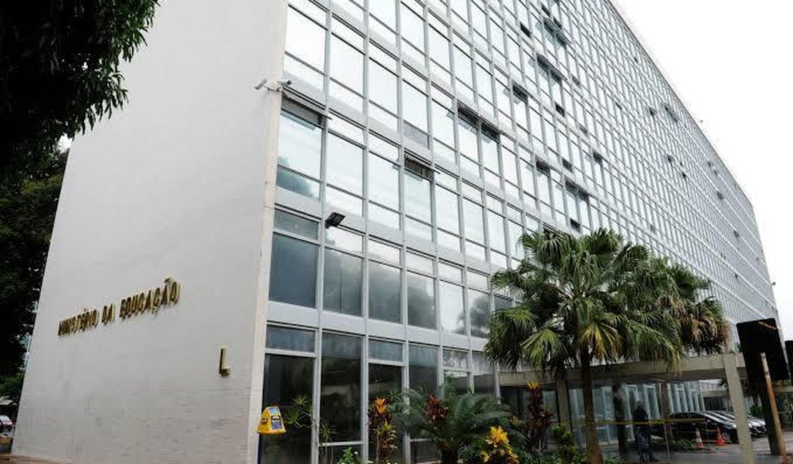 MEC volta atrás sobre retorno das aulas presenciais em janeiro, após repercussão negativa