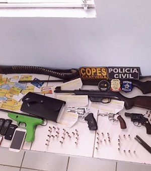 Piranhas: polícia prende dois e apreende armas e cartões do Bolsa Família