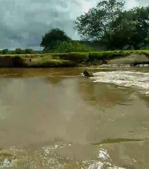 Rompimento em adutora afeta fornecimento de água de Maribondo