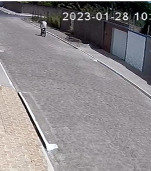 [Vídeo] Moto deixada na calçada é furtada por dupla na manhã deste sábado (28), em Arapiraca