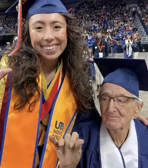 Aos 87 anos, avô se forma em economia ao lado da neta nos EUA