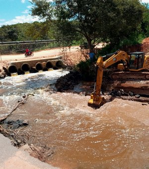 [Vídeo]Equipe inicia os primeiros trabalhos de reconstrução da ponte que liga as cidades de Arapiraca e Feira Grande