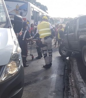 Acidente envolvendo carro e ônibus deixa motorista ferida na Ladeira Geraldo Melo