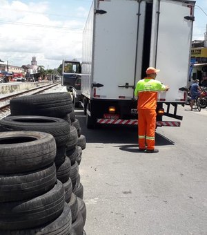 Prefeitura de Maceió realiza mutirão de coleta de pneus na orla lagunar