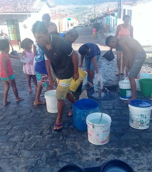 Após três dia sem água, moradores de loteamento recorrem a tubulação de rua