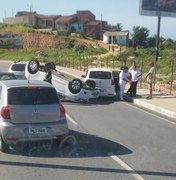 Trânsito fica lento após capotamento na Avinda Josefa de Melo